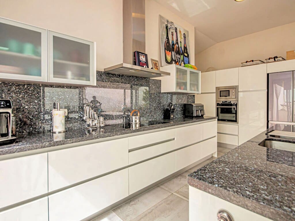 4 bedroom Villa for sale in La Mairena with pool garage - € 1,695,000 (Ref: 10162855)