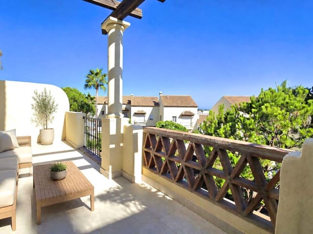 4 sypialnia Dom na sprzedaż w Nueva Andalucia, Marbella z basenem garażem - 950 000 € (Ref: 10164697)