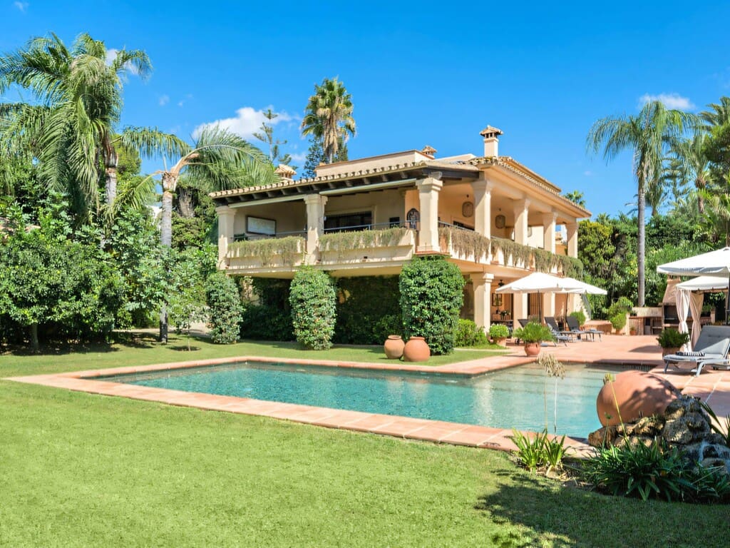 6 bedroom Villa for sale in Los Monteros with pool garage - € 7,500,000 (Ref: 10166212)