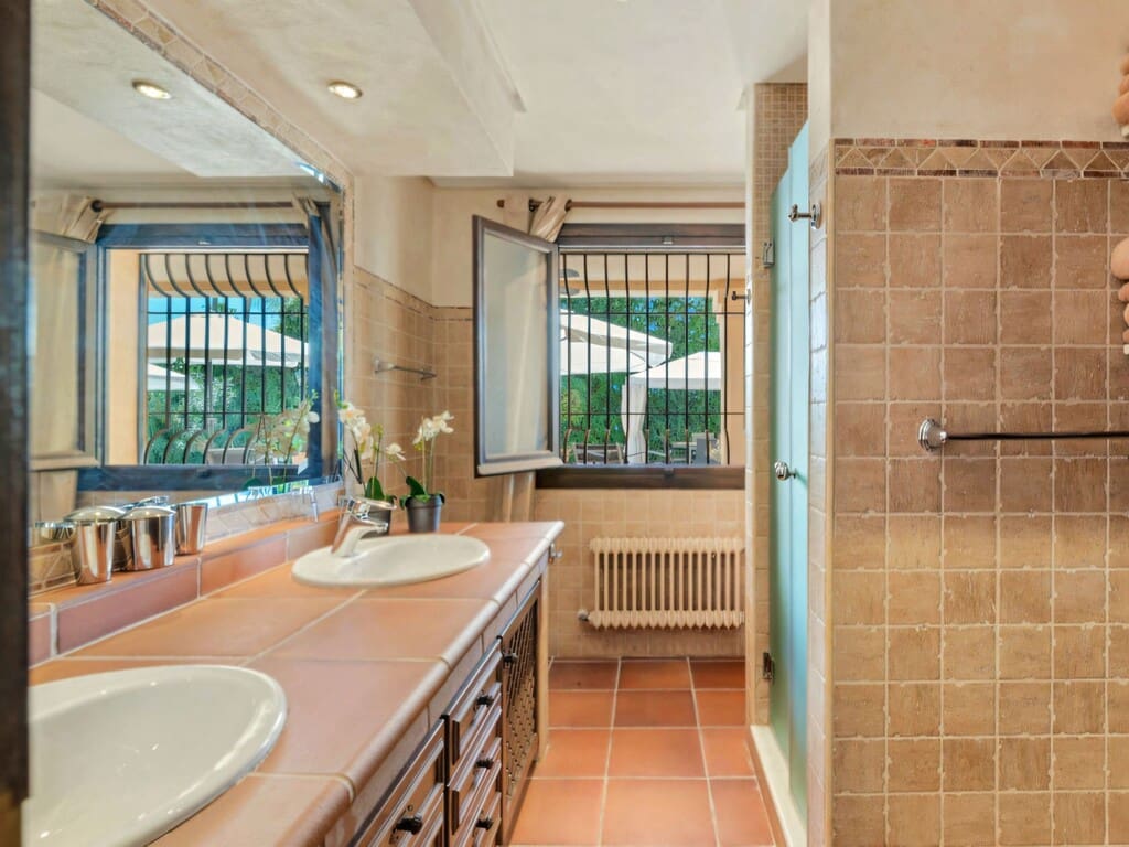 6 bedroom Villa for sale in Los Monteros with pool garage - € 7,500,000 (Ref: 10166212)