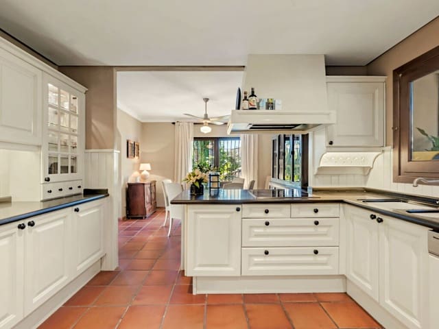 6 slaapkamer Villa te koop in Los Monteros, Marbella met zwembad garage - € 7.500.000 (Ref: 10166212)