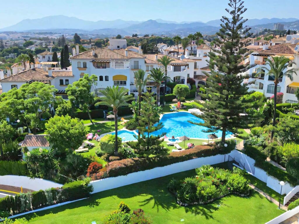 2 Zimmer Apartment zu verkaufen in Nueva Andalucia mit Pool - 769.999 € (Ref: 10168260)