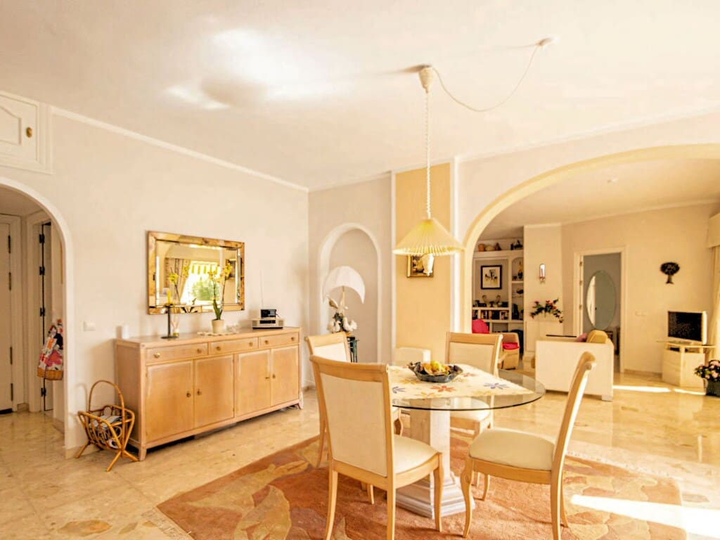 2 Zimmer Apartment zu verkaufen in Calahonda mit Pool Garage - 699.000 € (Ref: 10173359)