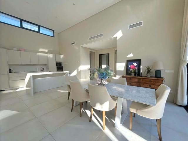 Chalet de 4 habitaciones en Atalaya-Isdabe, Estepona en venta con piscina garaje - 1.895.000 € (Ref: 10174429)