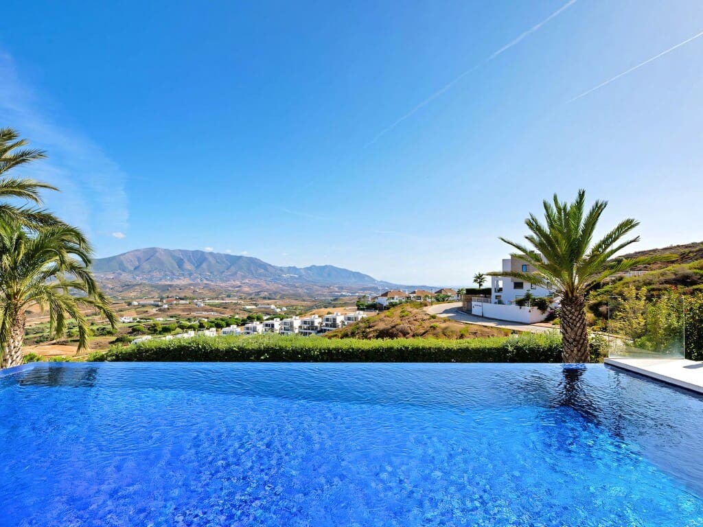 4 makuuhuone Huvila myytävänä paikassa La Cala de Mijas mukana uima-altaan 
autotalli - 3 750 000 € (Ref: 10174858)