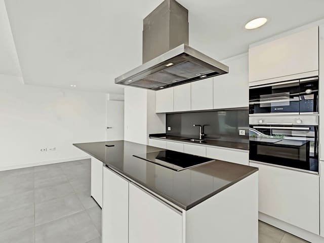 Apartamento de 3 habitaciones en Selwo, Estepona en venta con piscina garaje - 510.000 € (Ref: 10174859)