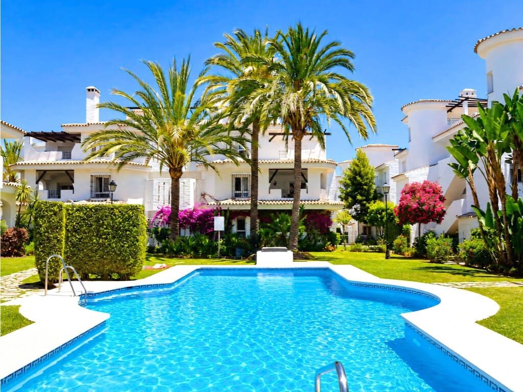 Apartamento de 2 habitaciones en Nueva Andalucia en venta con piscina garaje - 460.000 € (Ref: 10179778)