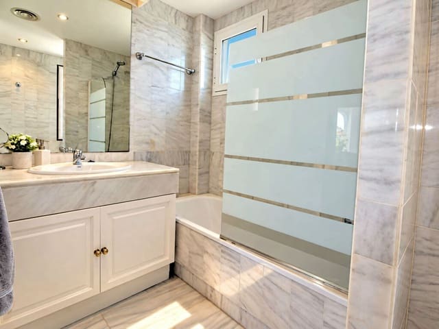 Apartamento de 2 habitaciones en Nueva Andalucia, Marbella en venta con piscina garaje - 460.000 € (Ref: 10179778)