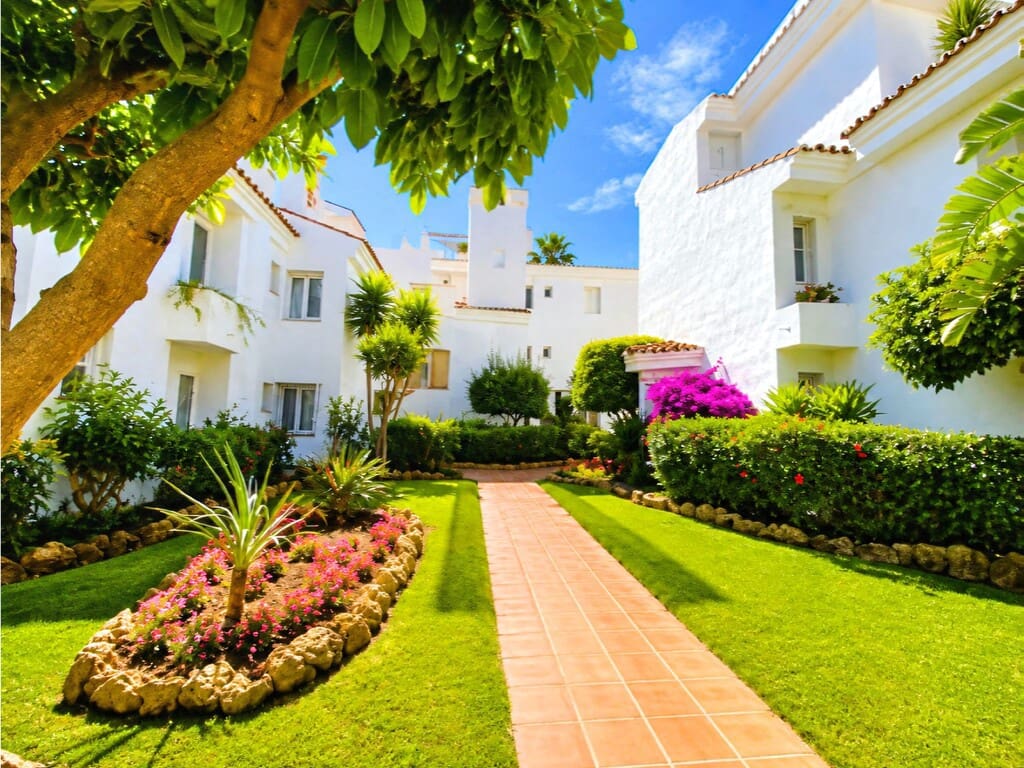 Apartamento de 2 habitaciones en Nueva Andalucia en venta con piscina garaje - 460.000 € (Ref: 10179778)