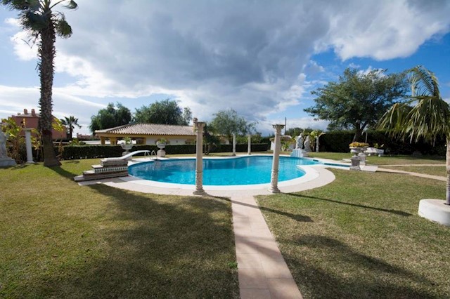 4 soverom Villa til salgs i El Padrón, Estepona med svømmebasseng - € 2 950 000 (Ref: 2661857)