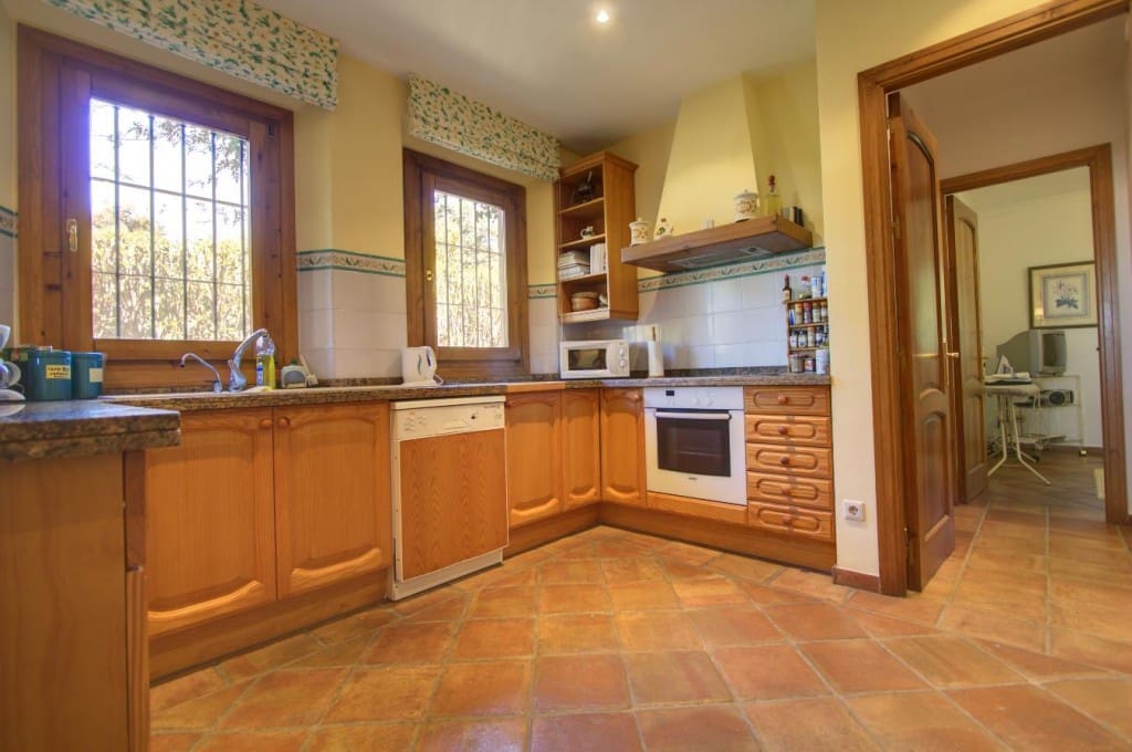 5 soverom Villa til salgs i Marbella med svømmebasseng - € 10 000 (Ref: 3466743)