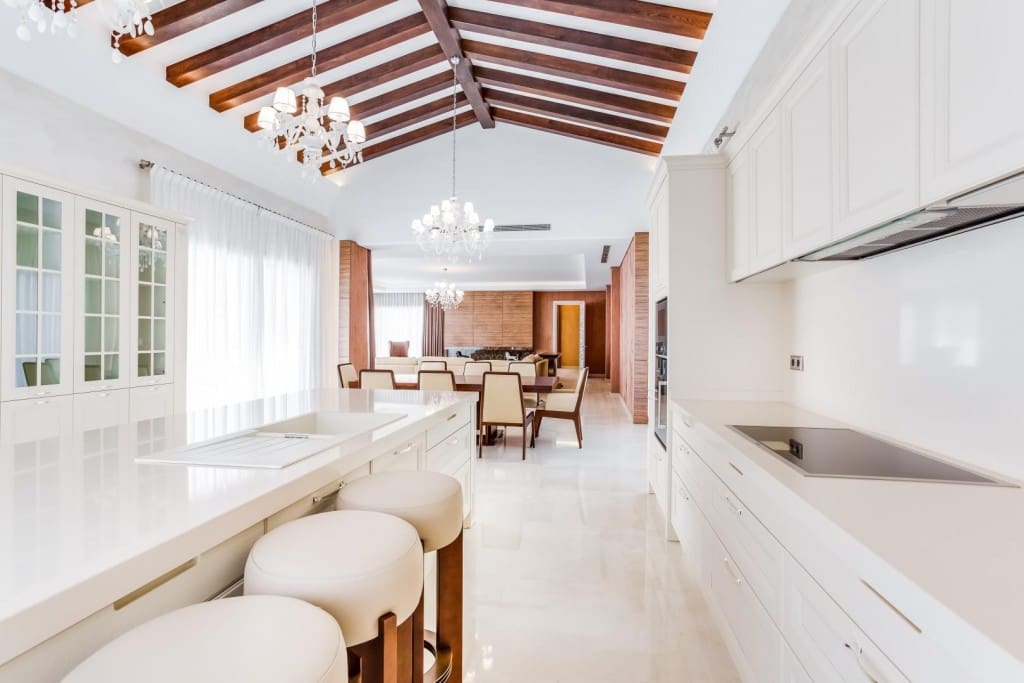 5 slaapkamer Villa te koop in Nueva Andalucia met zwembad garage - € 4.500.000 (Ref: 3467019)