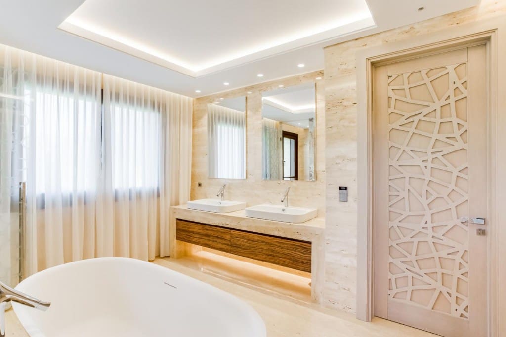 5 slaapkamer Villa te koop in Nueva Andalucia met zwembad garage - € 4.500.000 (Ref: 3467019)