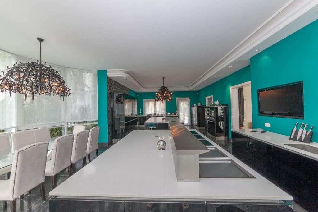 6 bedroom Villa for holiday rental in Marbella with pool garage - € 35,000 (Ref: 3532668)