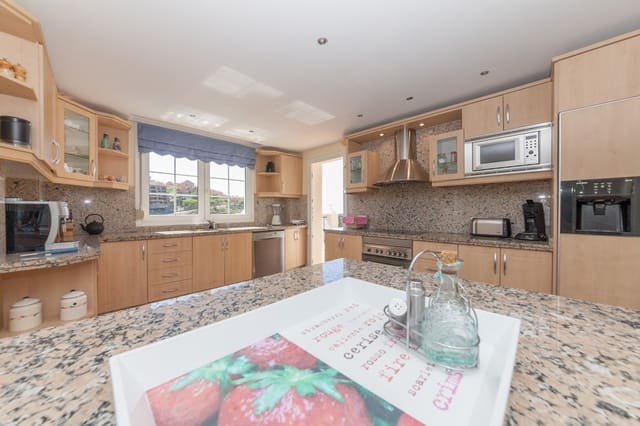 4 sypialnia Willa na sprzedaż w Elviria, Marbella z basenem garażem - 1 795 000 € (Ref: 4170592)