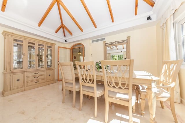 4 sypialnia Willa na sprzedaż w Elviria, Marbella z basenem garażem - 1 795 000 € (Ref: 4170592)