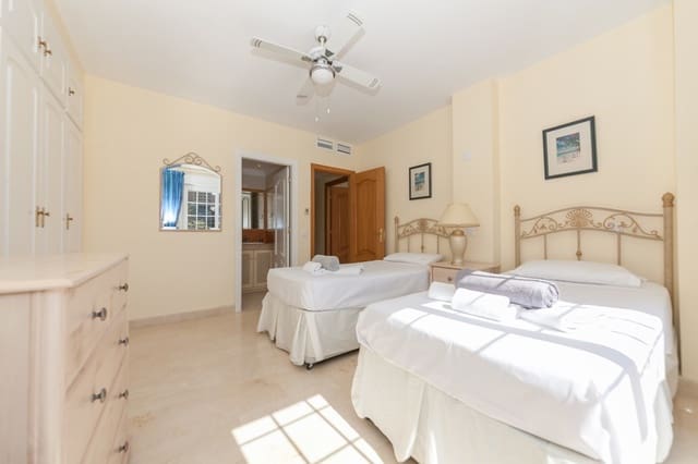 4 sypialnia Willa na sprzedaż w Elviria, Marbella z basenem garażem - 1 795 000 € (Ref: 4170592)