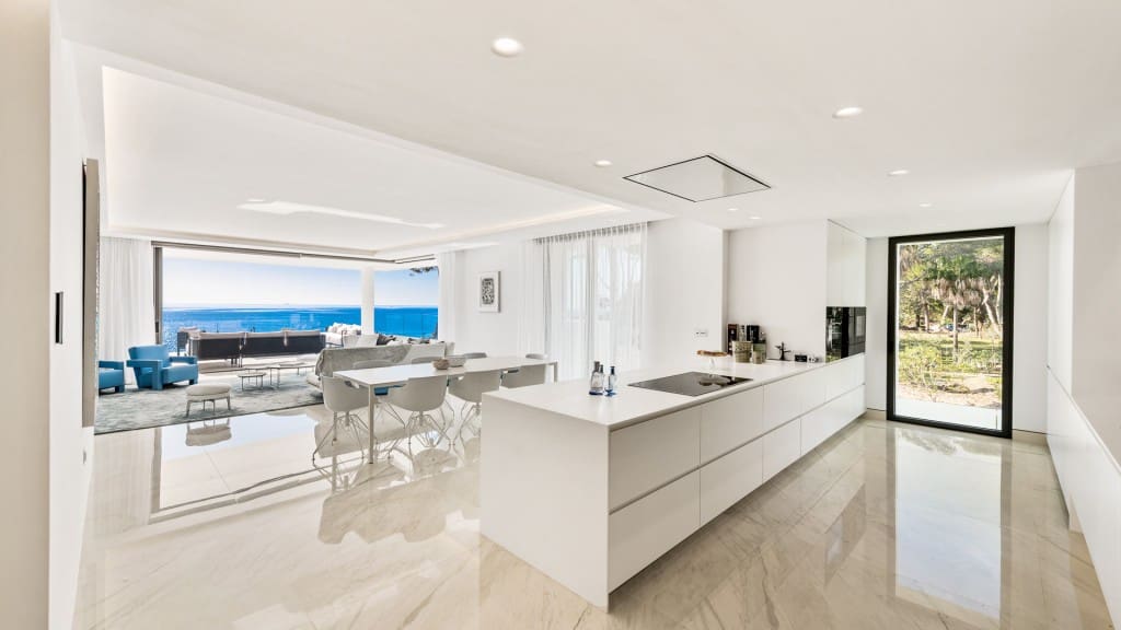 4 bedroom Apartment for sale in New Golden Mile with pool garage - € 2,990,000 (Ref: 5156505)