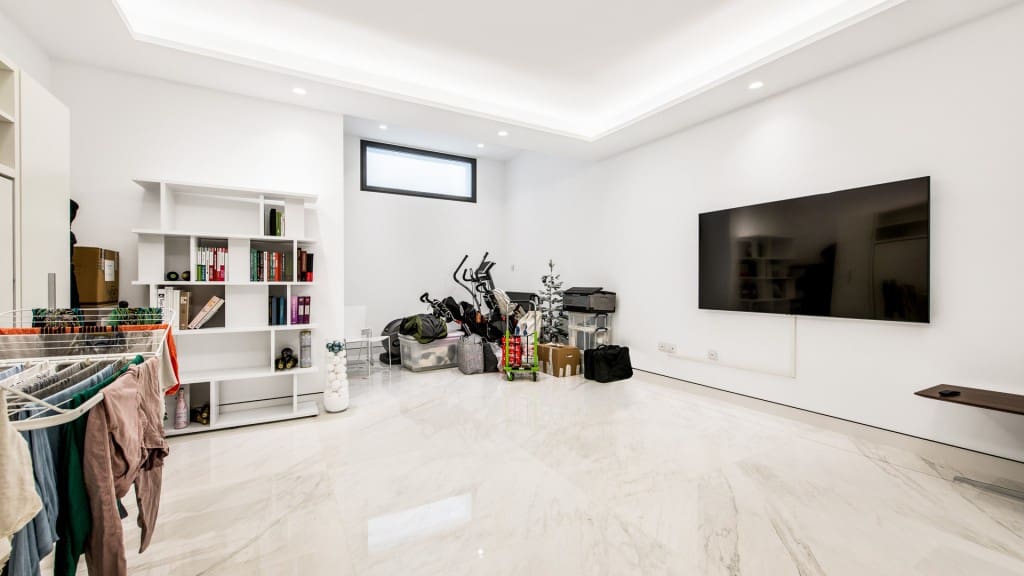 4 bedroom Apartment for sale in New Golden Mile with pool garage - € 2,990,000 (Ref: 5156505)