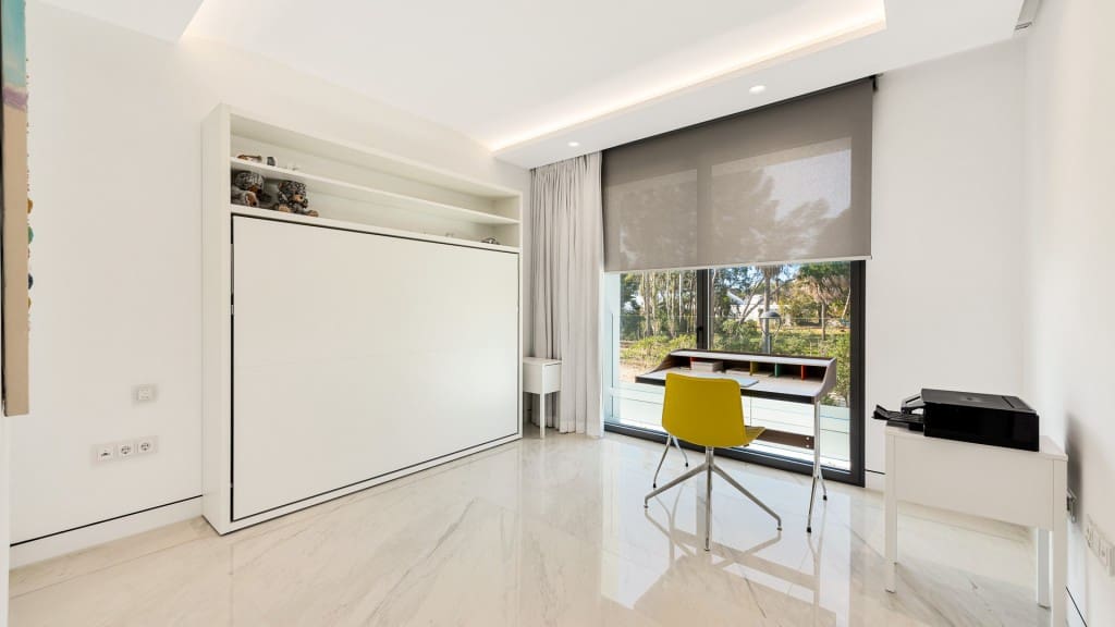 4 bedroom Apartment for sale in New Golden Mile with pool garage - € 2,990,000 (Ref: 5156505)