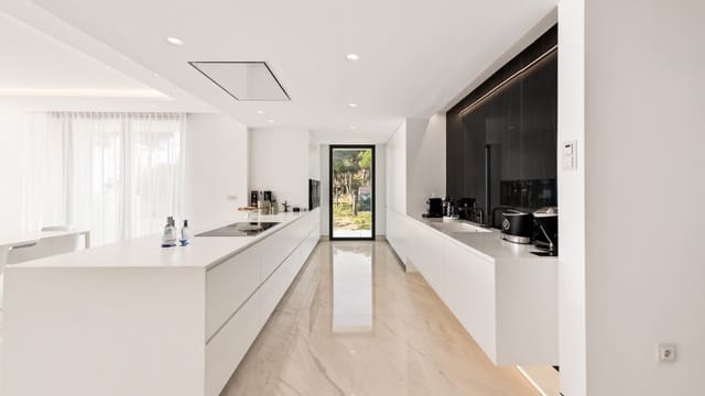 4 Zimmer Apartment zu verkaufen in New Golden Mile, Estepona mit Pool Garage - 2.990.000 € (Ref: 5156505)