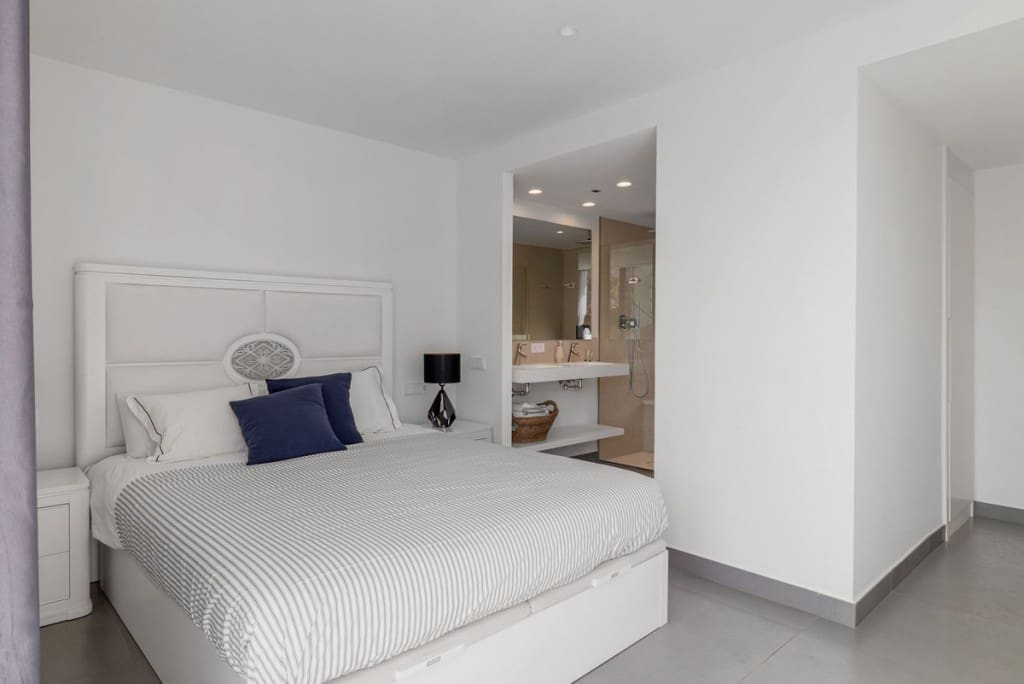 Apartamento de 2 habitaciones en Fuengirola en venta con piscina garaje - 799.000 € (Ref: 7049921)