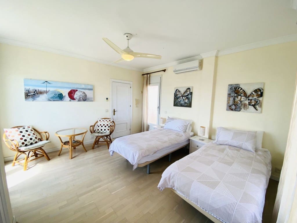 Casa de 5 habitaciones en Estepona en venta con piscina - 1.050.000 € (Ref: 7537698)