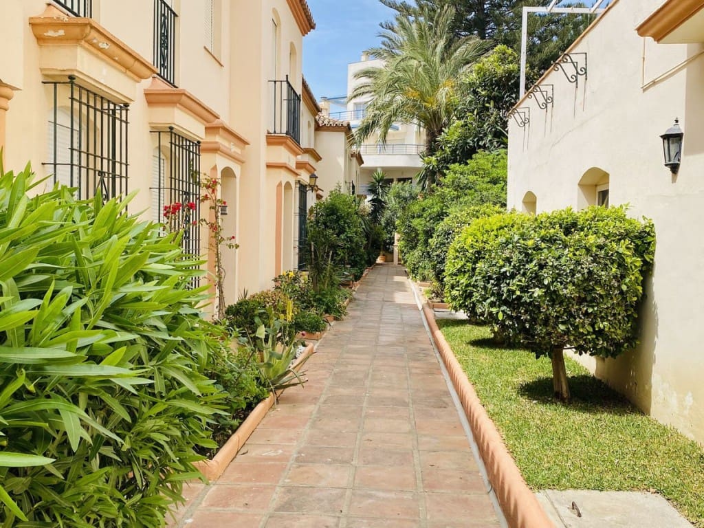 Casa de 5 habitaciones en Estepona en venta con piscina - 1.050.000 € (Ref: 7537698)