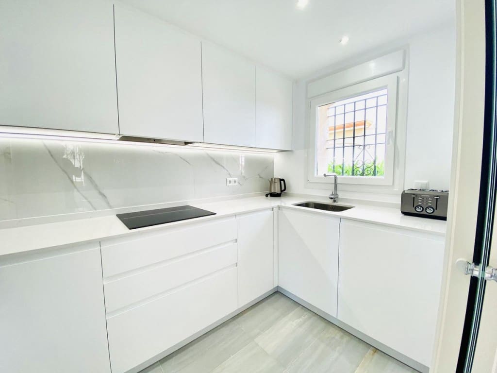 Casa de 5 habitaciones en Estepona en venta con piscina - 1.050.000 € (Ref: 7537698)