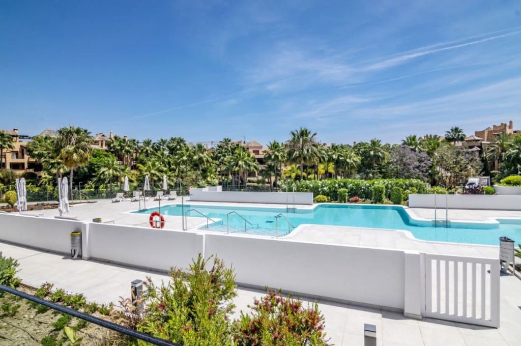 3 bedroom Apartment for sale in New Golden Mile with pool garage - € 850,000 (Ref: 7736253)