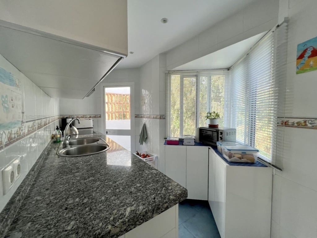 2 slaapkamer Appartement te koop in Calahonda met zwembad - € 375.000 (Ref: 7858054)