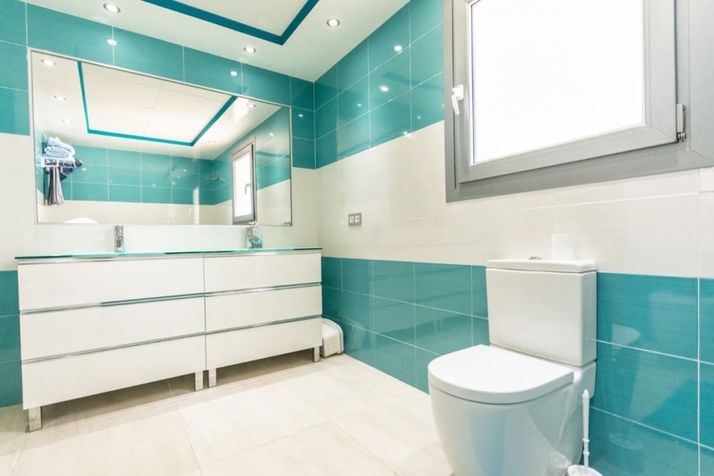 5 Zimmer Villa zu verkaufen in Mijas Costa mit Pool Garage - 895.000 € (Ref: 8000996)