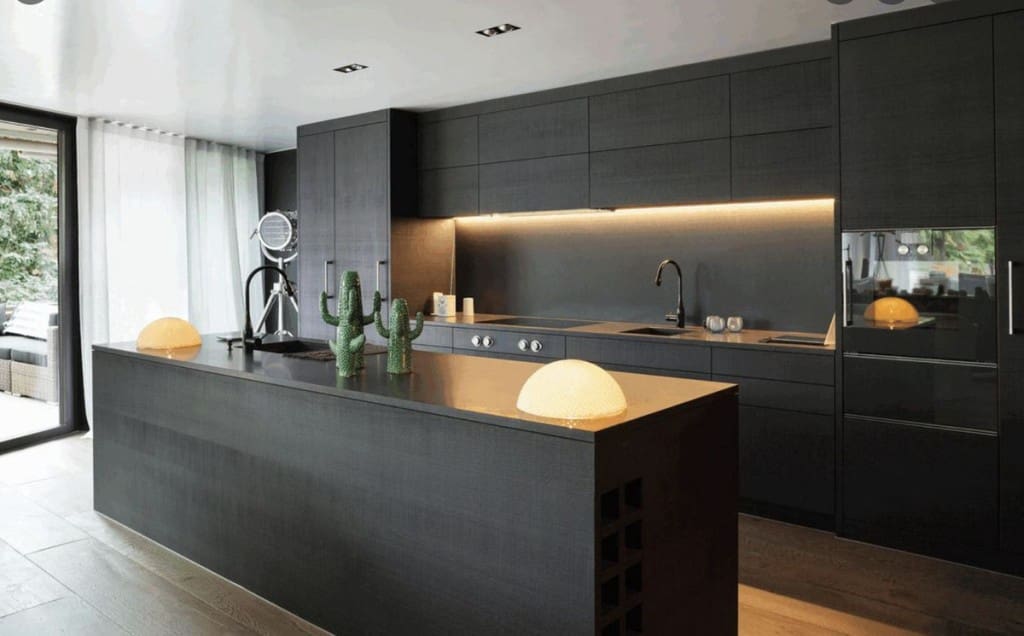 5 bedroom Villa for sale in Estepona with pool garage - € 1,595,000 (Ref: 8096929)