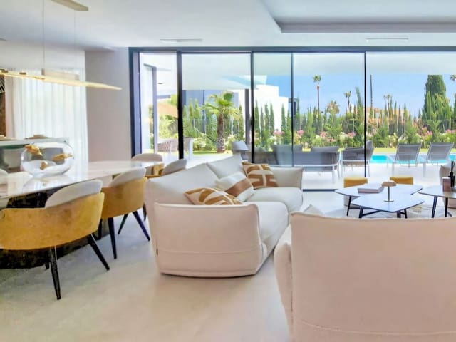 4 soveværelse Villa til salg i Estepona med swimmingpool garage - € 2.495.000 (Ref: 8107519)