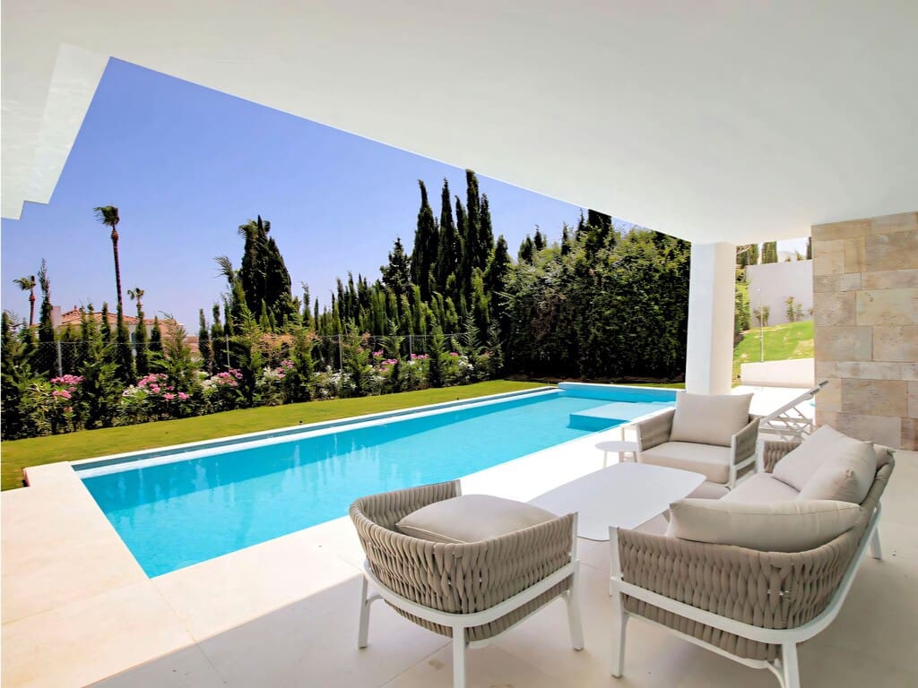 4 sypialnia Willa na sprzedaż w Estepona z basenem garażem - 2 495 000 € (Ref: 8107519)