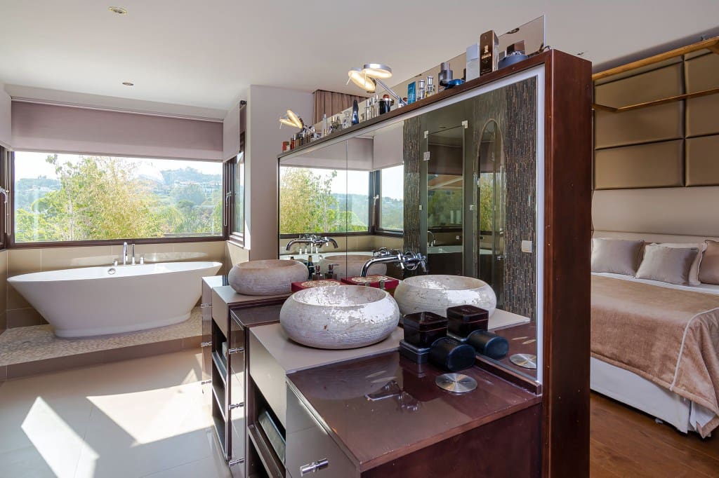 5 slaapkamer Villa te koop in Nueva Andalucia met zwembad garage - € 2.450.000 (Ref: 8113340)