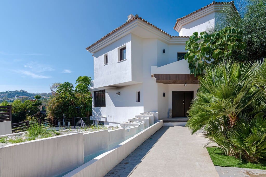 5 slaapkamer Villa te koop in Nueva Andalucia met zwembad garage - € 2.450.000 (Ref: 8113340)