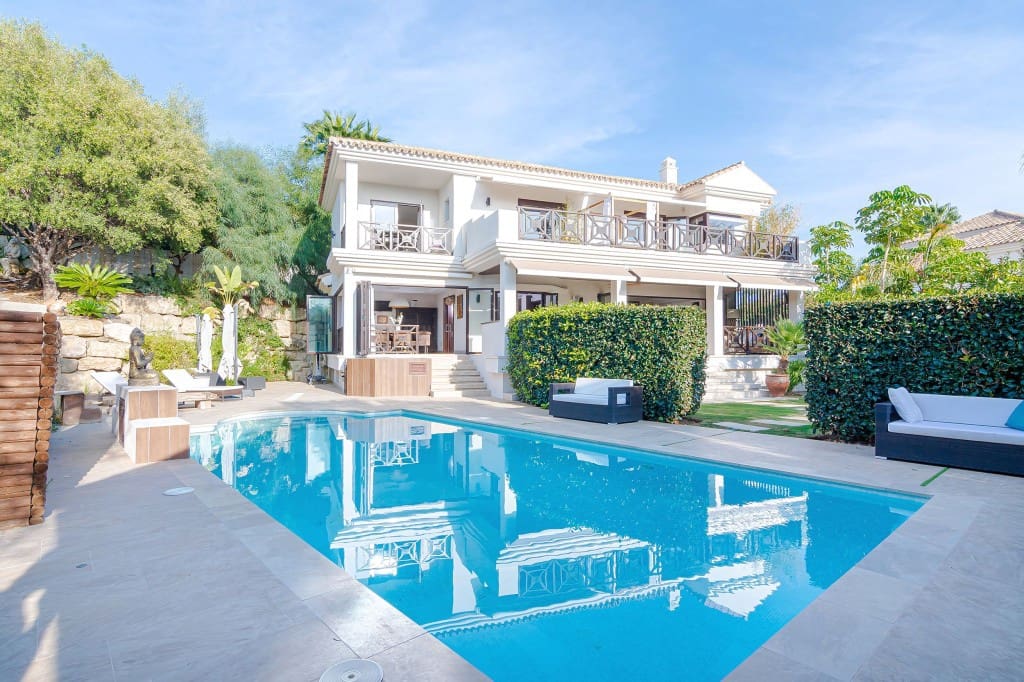 5 slaapkamer Villa te koop in Nueva Andalucia met zwembad garage - € 2.450.000 (Ref: 8113340)