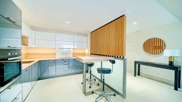 4 chambre Appartement à vendre à Marbella Centro, Marbella avec garage - 990 000 € (Ref: 8125293)