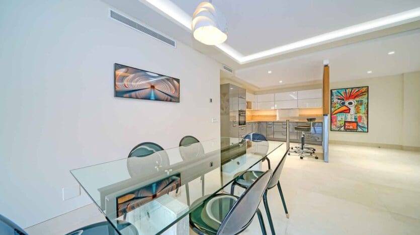 4 sypialnia Apartament na sprzedaż w Marbella z garażem - 990 000 € (Ref: 8125293)