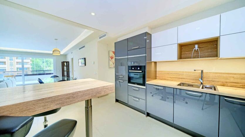 4 sypialnia Apartament na sprzedaż w Marbella z garażem - 990 000 € (Ref: 8125293)