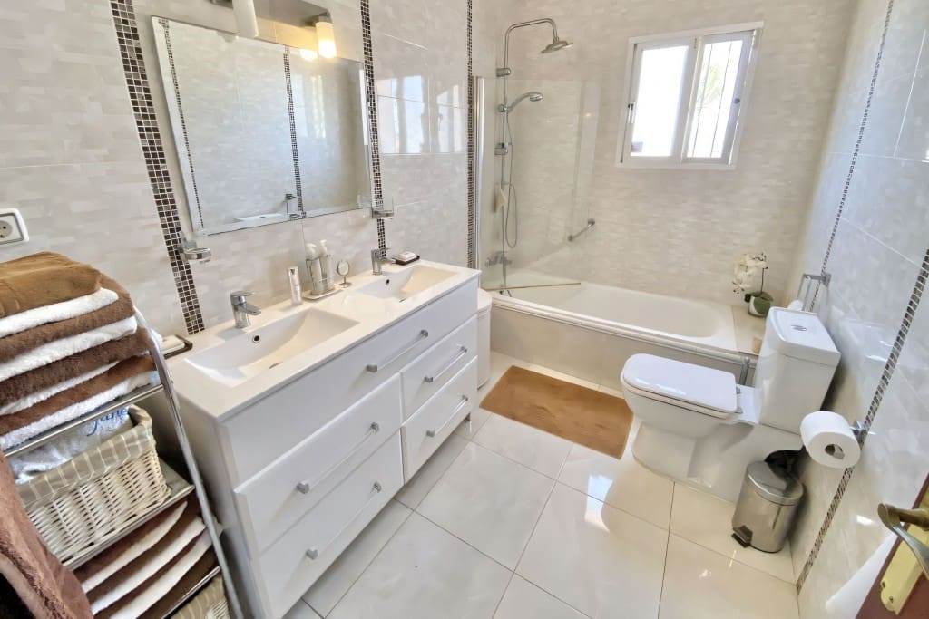 4 soveværelse Finca/Landehus til salg i La Cala de Mijas med swimmingpool - € 779.950 (Ref: 8196691)