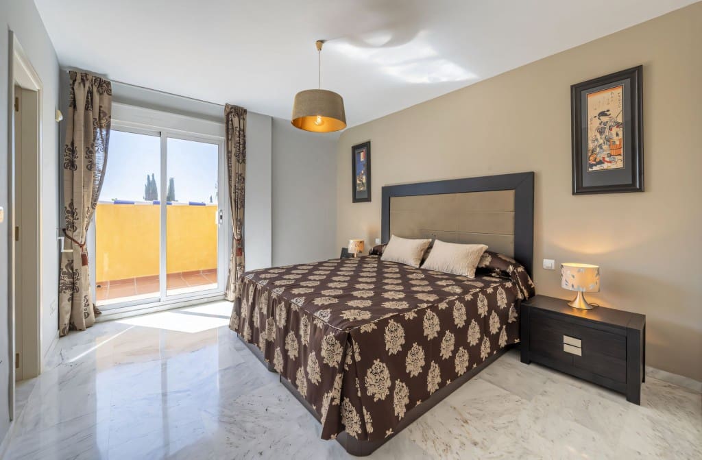 3 chambre Penthouse à vendre à Los Monteros avec piscine garage - 750 000 € (Ref: 8233988)