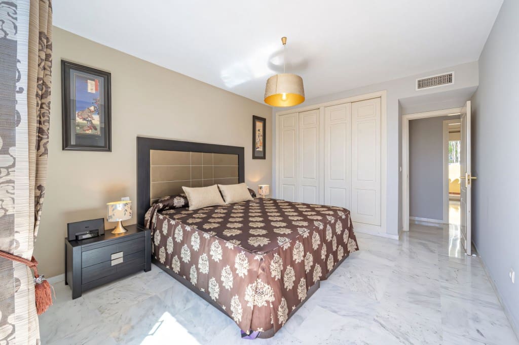 3 chambre Penthouse à vendre à Los Monteros avec piscine garage - 750 000 € (Ref: 8233988)