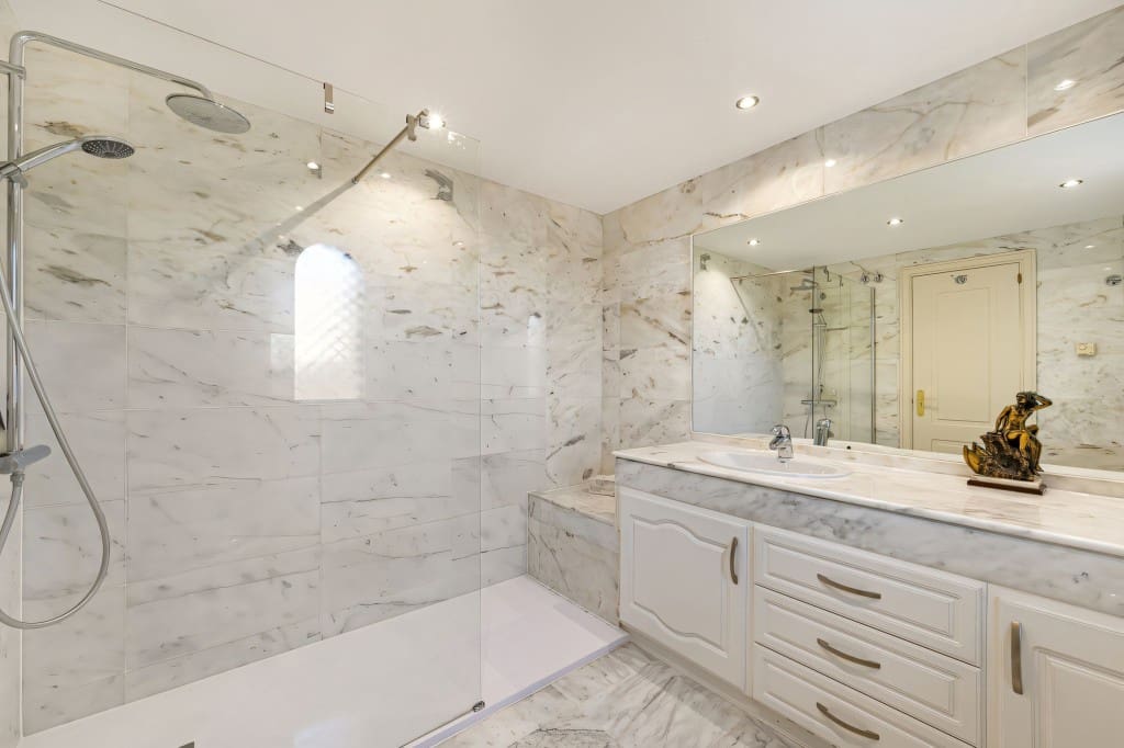 3 chambre Penthouse à vendre à Los Monteros avec piscine garage - 750 000 € (Ref: 8233988)