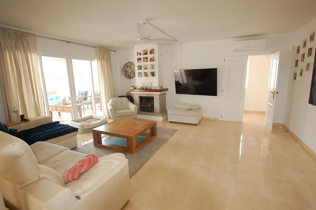 4 Zimmer Villa zu verkaufen in Mijas Costa mit Pool - 795.000 € (Ref: 8333668)