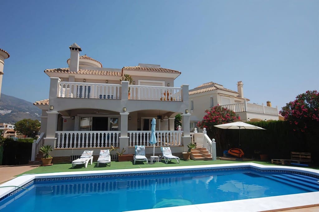 4 Zimmer Villa zu verkaufen in Mijas Costa mit Pool - 795.000 € (Ref: 8333668)