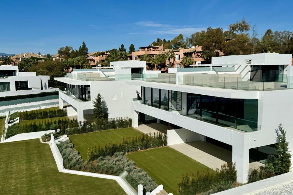 4 bedroom Villa for sale in Nueva Andalucia with pool garage - € 5,250,000 (Ref: 8347790)