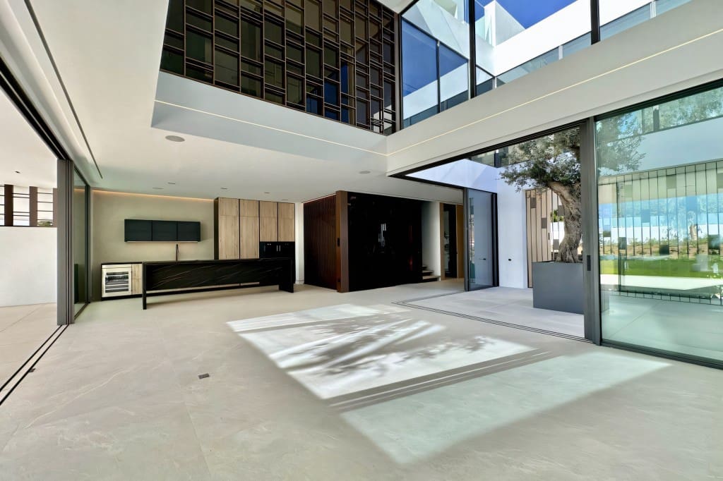 4 bedroom Villa for sale in Nueva Andalucia with pool garage - € 5,250,000 (Ref: 8347790)