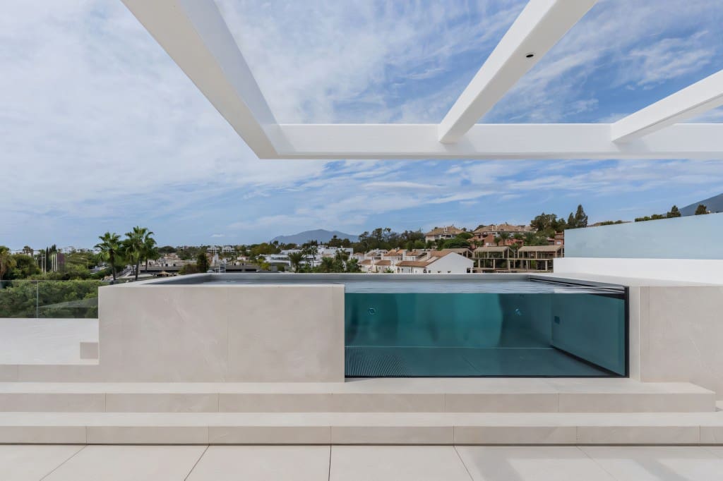 4 bedroom Villa for sale in Nueva Andalucia with pool garage - € 5,250,000 (Ref: 8347790)